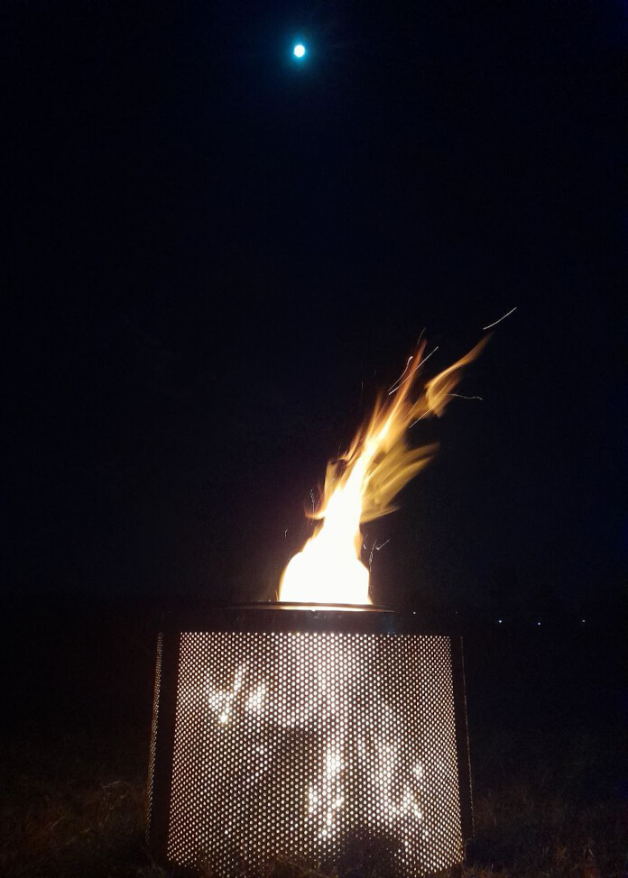 Fogón en la noche a la luz de la luna