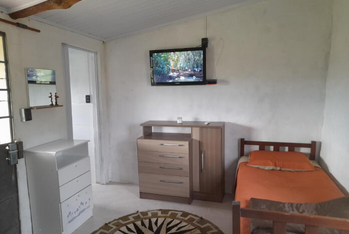 Dormitorio con cama matrimonial y cama individual