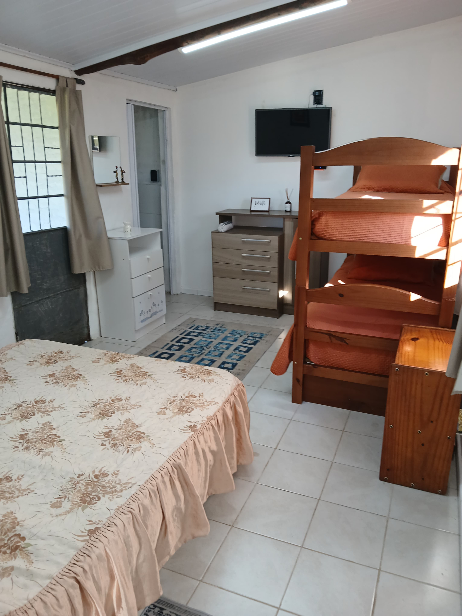 Dormitorio con cama matrimonial y cucheta (litera)