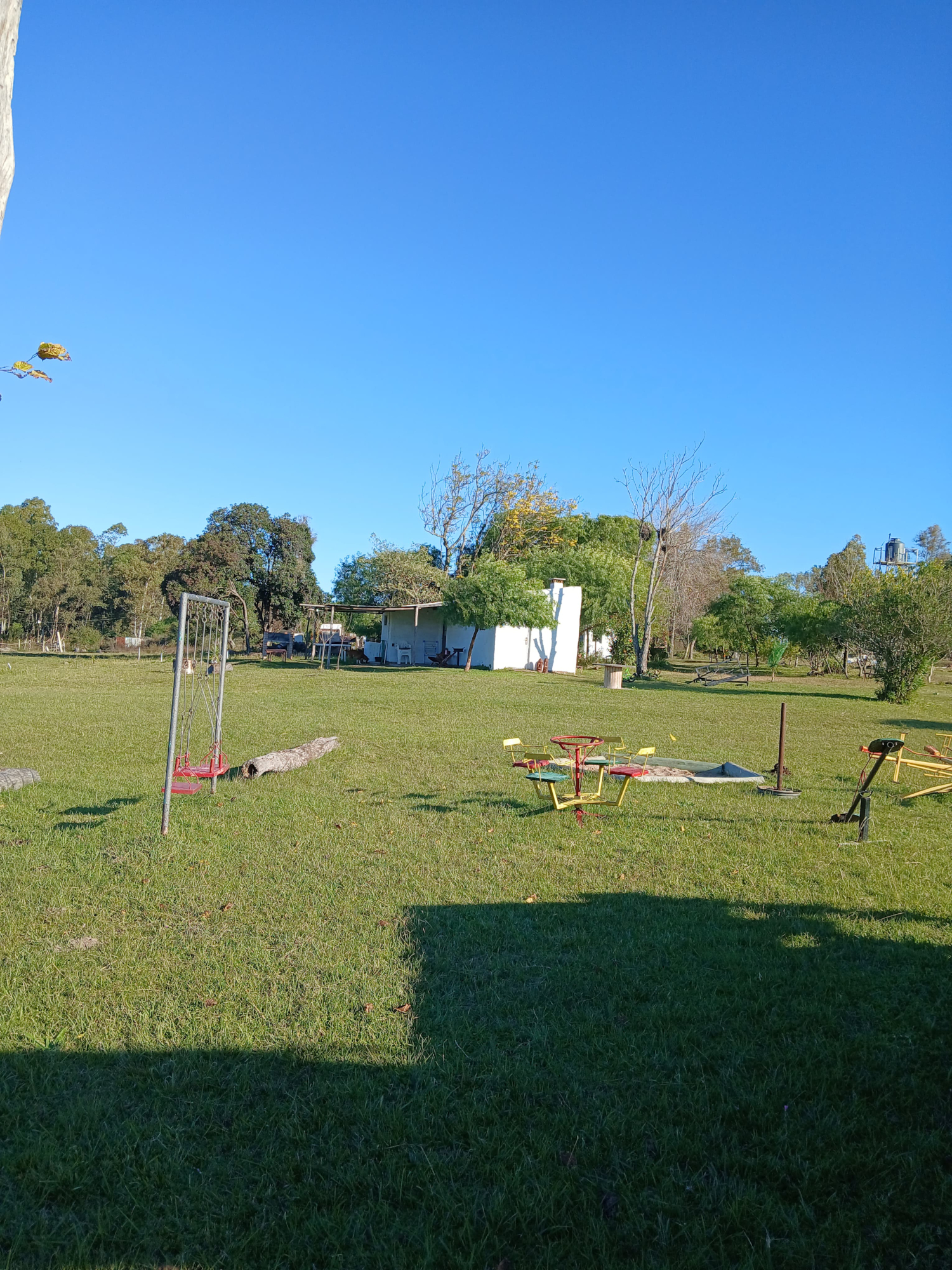 Amplio parque con juegos infantiles